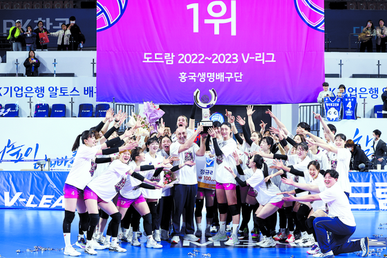 The Incheon Heungkuk Life Pink Spiders pose for a photo after winning the 2022-23 V League title following a 3-0 victory over the Hwaseong IBK Altos last Wednesday at Hwaseong Gymnasium in Hwaseong, Gyeonggi. [YONHAP]