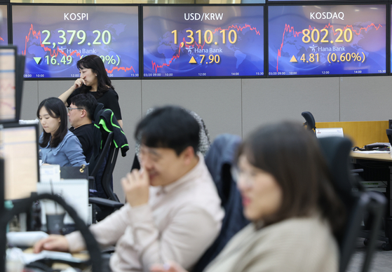 Electronic signboards at Hana Bank in central Seoul show markets on Monday. The Kospi fell 0.69 percent, while the Kosdaq rose 0.60 percent on the first trading day following the announcement of the UBS acquisition of Credit Suisse on Sunday. 
