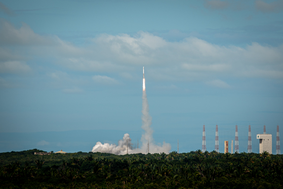Hanbit-TLV, a test rocket developed by Innospace, takes off at the Alcantara Launch Center in northern Brazil at 2:52 p.m. on Sunday. Innospace, a local space start-up, launched its technology demonstration rocket after the previous launch attempt was called off in December. [BRAZILIAN AIR FORCE]