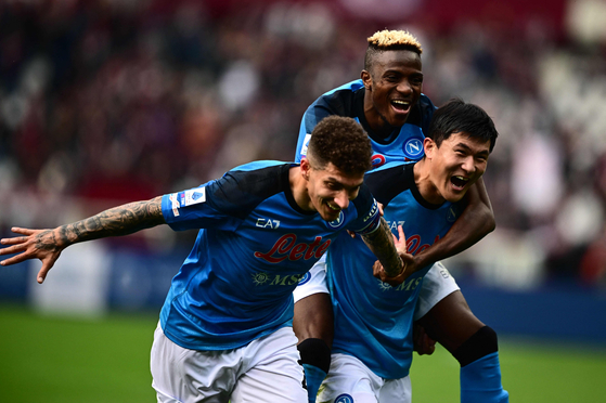 Napoli's Kim Min-jae, right, carries Victor Osimhen as they celebrate with Giovanni Di Lorenzo at the end of a Serie A match against Torino in Turin on Sunday.  [AFP/YONHAP]