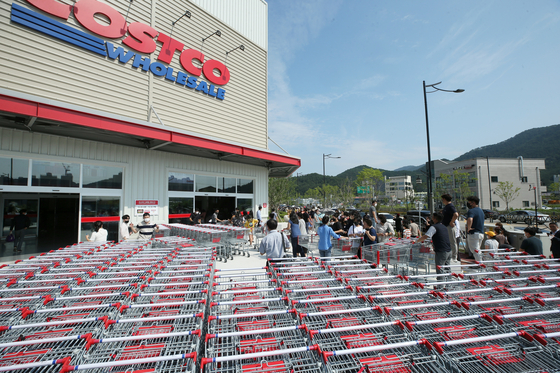People stand in line to enter a Costco branch in Gimhae, South Gyeongsang. [YONHAP] 