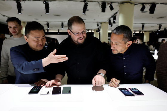 Samsung Electronics President Roh Tae-moon, far left, shows off the Galaxy S23 devices to Qualcomm CEO Cristiano Amon, center, and Google Senior Vice President Hiroshi Lockheimer during its Unpacked event in San Francisco on February 1, 2023. [REUTERS/YONHAP]