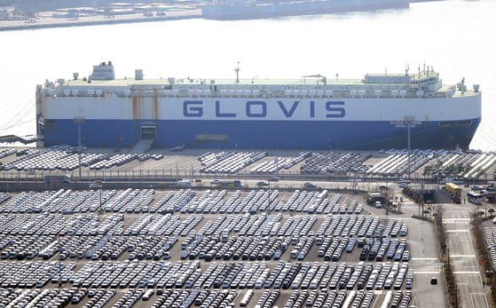 Hyundai Motor vehicles for export wait at a dock in Ulsan on Monday. [NEWS1]  