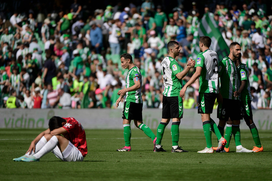 Lee Kang-in, left, reacts after Mallorca lose 1-0 to Real Betis at the Benito Villamarin stadium in Seville, Spain on Sunday.  [AFP/YONHAP]