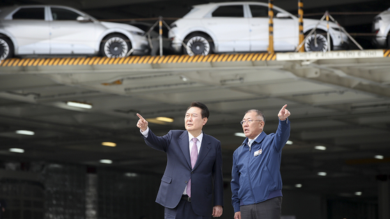 President Yoon Suk Yeol, left, talks with Hyundai Motor Group Executive Chair Euisun Chung during his visit to Hyundai Motor's manufacturing plant in Ulsan on March 9. [JOINT PRESS CORPS] 