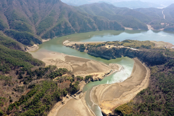 View of the Dongbok Dam in South Jeolla on Monday. As the severe draught in the region continues, the bottom of the reservoir is showing. The water level has dropped to a critical point since March 11, with the local water facility estimating that without rain, the water will dry up by the end of June. [YONHAP]