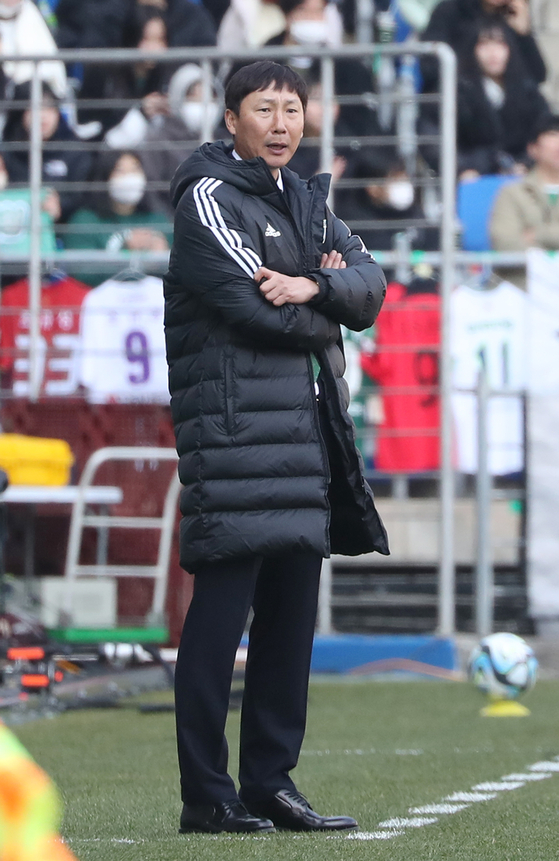 Jeonbuk Hyundai Motors manager Kim Sang-sik watches a K League game between his team and Ulsan Hyundai at Ulsan Munsu Football Stadium in Ulsan on Feb. 25. [YONHAP]