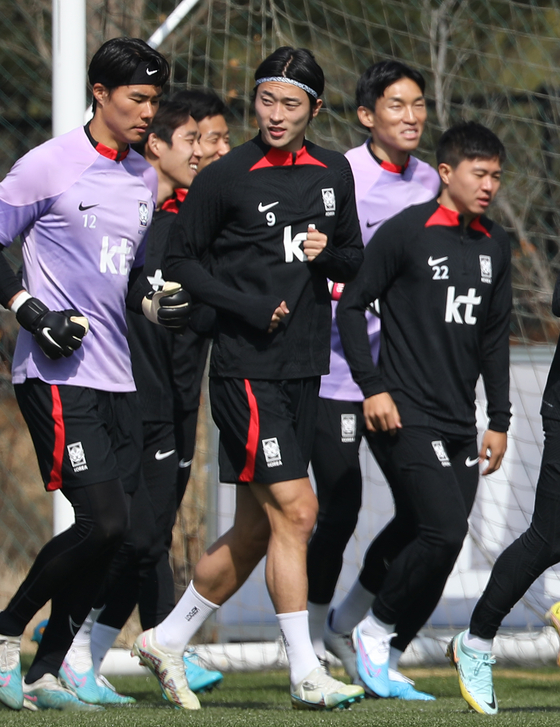 Cho Gue-sung, center, trains with the Korean national team at the Paju National Football Center in Paju, Gyeonggi on Tuesday. [NEWS1]