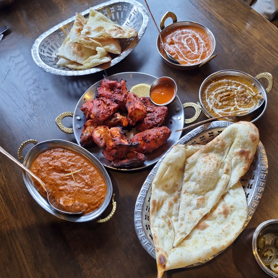 Manokamana's curry and naan never fail to disappoint. [KIM DONG-EUN]