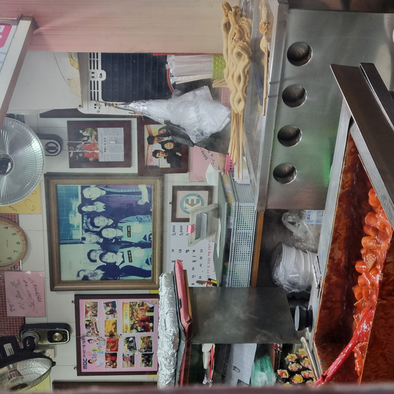 Nanumee Tteokbokki keeps its feet routed in the past with old posters, television shows and autographs of old celebrities on display. [KIM DONG-EUN]