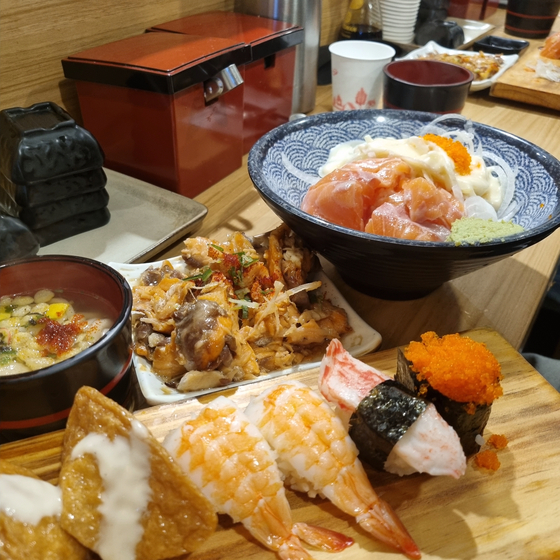 Gikku Sushi and Sakedong with udon and marinated salmon [KIM DONG-EUN]