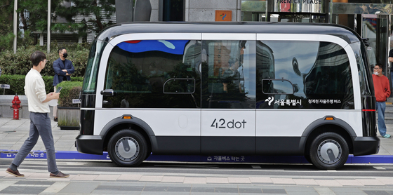 An autonomous bus that runs around Cheonggyecheon in downtown Seoul. The Seoul city government plans to operate cross-city autonomous buses at nighttime later this year. [YONHAP] 