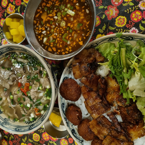 Hanoi Rice Noodles and Buncha serve as a great combination of Vietnamese food. [KIM DONG-EUN]