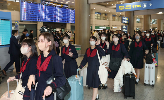 Ruteru Gakuen High School students from Japan’s Kumamoto Prefecture arrive at Incheon International Airport on Tuesday. The Japanese students are on a five-day trip, which includes classes at a sister high school in Jeonju and visits to major tourist destinations, such as the Hanok Village, Gyeongbok Palace, Seoul Tower, Namdaemun market and Lotte World. According to the Korean Culture Ministry, this is the first Japanese student field trip in nearly three years since the Covid-19 outbreak started. Recently, relations between the two countries have started to thaw, especially since the Korean government increased its efforts to normalize the relationship with Japan. Last week, President Yoon Suk Yeol visited Tokyo to meet Japanese Prime Minister Fumio Kishida. It was the first bilateral summit between the leaders of the two countries in 12 years. [YONHAP]