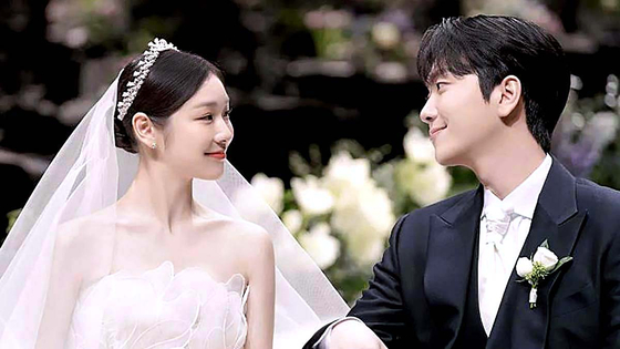 Kim Yuna, left, looks at her groom Ko Woo-rim during their wedding on Oct. 22 last year. [SCREEN CAPTURE]