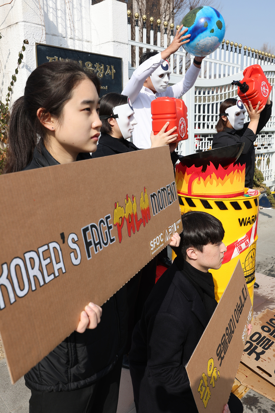 Environmentalists protest against the use of palm oil due to deforestation and human rights concerns in front of Government Complex Seoul in central Seoul on Tuesday. [YONHAP] 