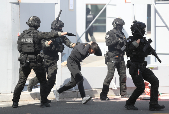 The South Korean Army's 50th Infantry Division works with police and fire fighters during a counter-terrorism drill at Korea Gas Corp.’s headquarters in Daegu on Tuesday as part of the South Korea-U.S. joint exercise Freedom Shield. The exercise, the first field exercise since 2018, began on March 13 and ends on March 23. [YONHAP] 