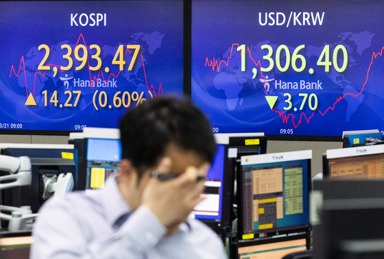 A screen in Hana Bank's trading room in central Seoul shows stock and foreign exchange markets open on Monday. [YONHAP]