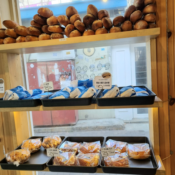 Bread is displayed on the shelves at Geonganghan Bbang. [KIM DONG-EUN]