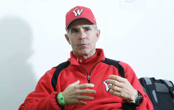 Trey Hillman managed the SK Wyverns, now the SSG Landers, to the Korean Series title in the 2018 KBO season.  [JOONGANG ILBO]