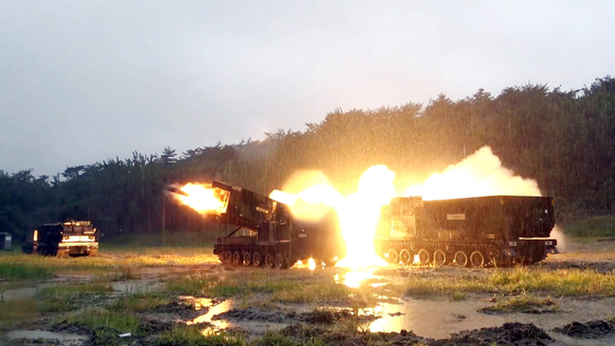 South Korean and U.S. artillery units conduct a live-fire drill in Gangneung, Gangwon, in September 2022. [KOREA ARMY] 
