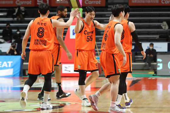 The Goyang Carrot Jumpers celebrate during a KBL game against Wonju DB Promy at Goyang Gymnasium in Goyang, Gyeonggi on Jan. 19. [NEWS1] 