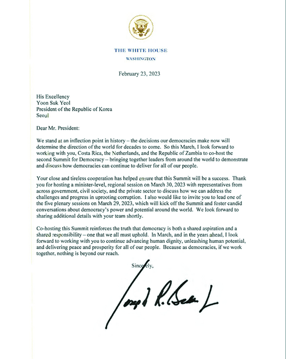 A letter sent by U.S. President Joe Biden inviting South Korean President Yoon Suk Yeol to chair a plenary session of the second Summit for Democracy later this month. [YONHAP] 