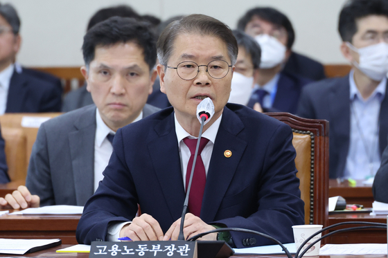 Labor Minister Lee Jung-sik answers questions from lawmakers on the government's controversial workweek reform plan at a general meeting of the National Assembly's environment and labor committee on Tuesday. [YONHAP]