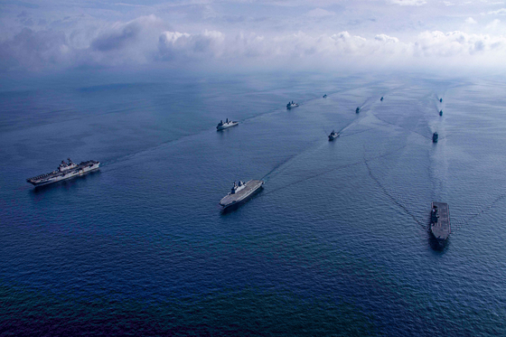 The Korea-U.S. Navy amphibious task force participating in the 2023 Ssangryong training in the waters near Pohang on Tuesday. From right in the front row, ROKS Dokdo (LPH), Marado (LPH), and USS Makin Island (LHD) of the U.S. Navy. [NEWS1]