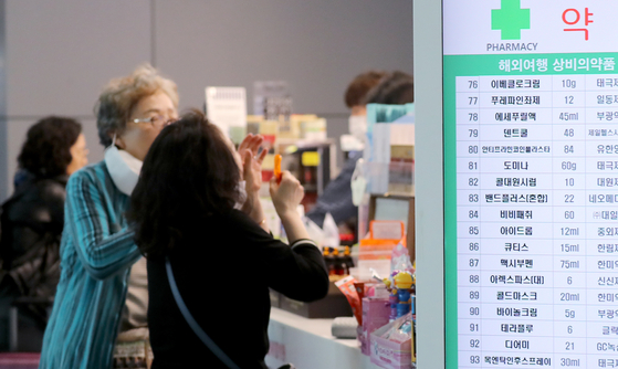 People visit a pharmacy in Incheon International Airport on Monday, the day the mask mandate for pharmacies in multipurpose facilities was lifted. [NEWS1]