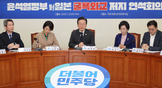 Democratic Party (DP) leader Lee Jae-myung, center, with DP leadership at the National Assembly, Wednesday. [YONHAP]