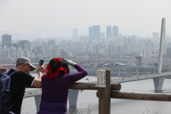 Yellow dust blankets Seoul on Thursday as weather authorities warned of bad air quality through Friday. [YONHAP]