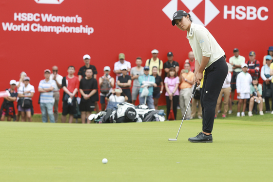 Danielle Kang putts on the 18th hole of the HSBC Women's World Championship at the Sentosa Golf course, in Singapore on March 5. [AP/YONHAP] 