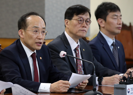 Finance Minister Choo Kyung-ho speaks at a meeting with chiefs of financial organizations in central Seoul on Thursday following the Fed's announcement on a quarter percentage rate increase. [NEWS1]