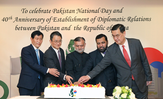 Nabeel Munir, ambassador of Pakistan to Korea, center, and Park Yong-min, deputy minister for multilateral and global affairs at the Foreign Ministry, second from left, celebrate the National Day of Pakistan at the Lotte Hotel Seoul on Wednesday. [PARK SANG-MOON]