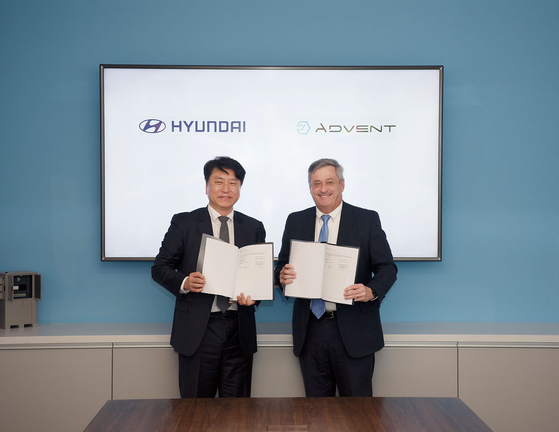 Hong Seung-hyun, left, Hyundai Motor vice president, and Jim Coffey, Advent Technologies chief operating officer, pose for a photo during a signing ceremony held Wednesday in Boston, Massachusetts. [HYUNDAI MOTOR]