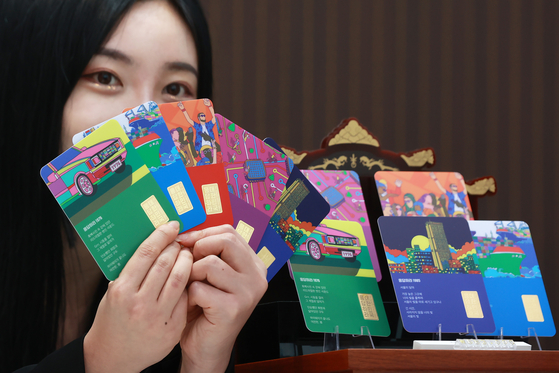 A model holds up a set of commemorative medals at the Korea Minting and Security Printing Corporation's souvenir shop in Mapo District, western Seoul, on Thursday. The commemorative medals are the fourth of its kind created by artists with savant syndrome. [YONHAP]