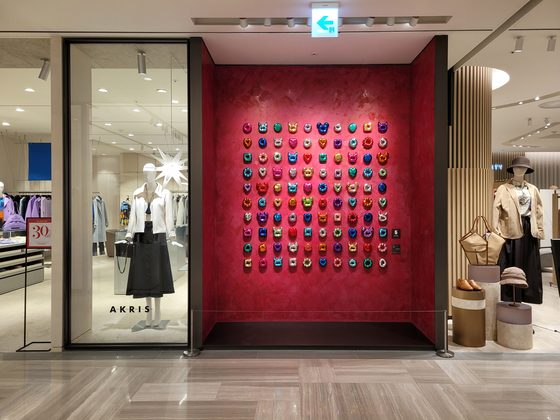 Artist Kim Jae-yong’s glazed ceramic donuts are installed at Shinsegae Department Store’s Gangnam branch. [MOON SO-YOUNG]
