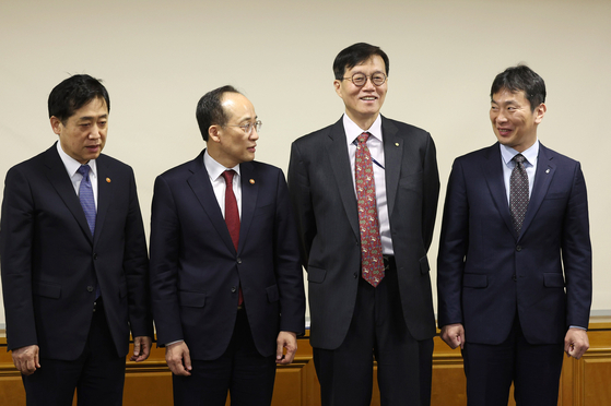 Finance Minister Choo Kyung-ho, second from left, at a meeting with chiefs of financial organizationsin central Seoul on Thursday. [YONHAP]