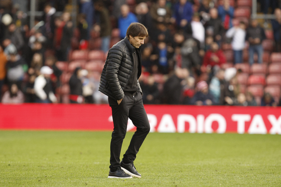 Tottenham's head coach Antonio Conte leaves the field at the end of a Premier League match against Southampton at St Mary's Stadium in Southampton, England on March 18.  [AP/YONHAP]