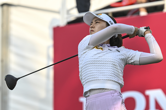 Chun In-gee watches her shot on the first hole during the first round of the LPGA Honda Thailand golf tournament in Pattaya, southern Thailand on Feb. 23. [AP/YONHAP]