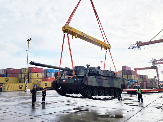 A K2 tank arrives at Gdynia, a northern port city in Poland, on Thursday. Hyundai Rotem announced Thursday that five K2 tanks arrived in Poland three months earlier than the scheduled due date. [YONHAP]