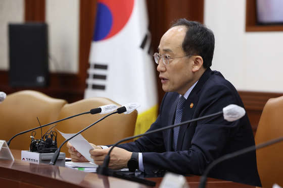 Finance Minister Choo Kyung-ho speaks during a meeting on trade issues in Seoul on Friday. [YONHAP]