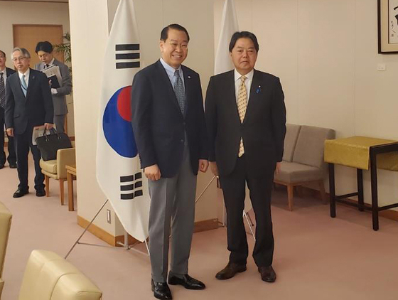 Unification Minister Kwon Young-se, left, poses for a photo with Japanese Foreign Minister Yoshimasa Hayashi in Tokyo ahead of their talks on Thursday. [YONHAP]