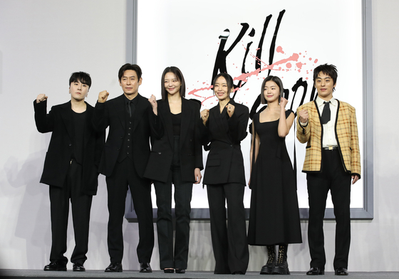 From left, director Byun Sung-hyun, actors Sol Kyung-gu, Esom, Jeon Do-yeon, Kim Si-a and Koo Kyo-hwan pose for a photo during a press conference at the Grand InterContinental Seoul Parnas in Gangnam District, southern Seoul on March 21. [NEWS1]