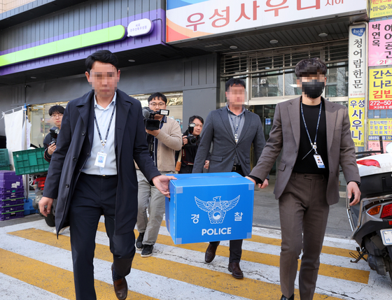 Police raid the Korean Confederation of Trade Unions' construction union in Jeonju, North Jeolla, on March 14. [YONHAP]