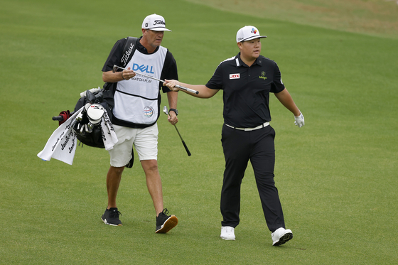 Im Sung-jae exchanges clubs with his caddie on the second hole during day three of the World Golf Championships-Dell Technologies Match Play at Austin Country Club on Friday in Austin, Texas.   [GETTY IMAGES]