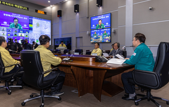 Health and Welfare Minister Cho Kyoo-hong, right, speaks during a Central Disaster and Safety Countermeasure Headquarters meeting in Jongno District, central Seoul, last Wednesday.[YONHAP]