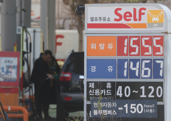 Gasoline and diesel prices are posted at a gas station in Seoul on Sunday. Both gasoline and diesel prices fell last week, weighed down by base rate hikes from major central banks and the rising U.S. crude stocks. The average gasoline price per liter for the fourth week of March declined by 0.4 won compared to the previous week to 1,596.4 won. [YONHAP]  