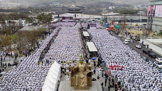 People gather at Gwanghwamun Plaza in downtown Seoul to perform taekwondo Saturday to celebrate the fifth anniversary of taekwondo becoming Korea's legally designated national martial art. Some 12,000 participated, a Guinness World Record. The previous record was an event in April 2018, when 8,212 participated. [YONHAP]
